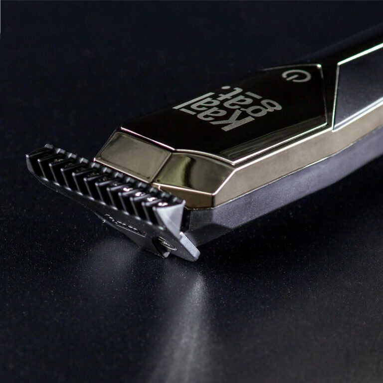 Isometric closeup of the Kaalgat electric Hair and Beard trimmer with a positioning comb installed